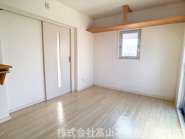 直方市神正町の賃貸マンションの居間・リビング