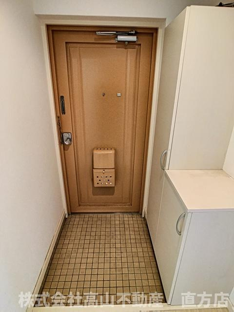 直方市神正町の賃貸マンションの玄関
