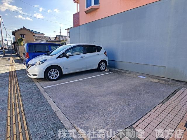 直方市神正町の賃貸マンションの駐車場