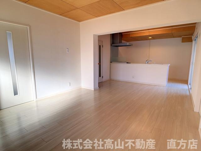 直方市神正町の賃貸マンションの居間・リビング