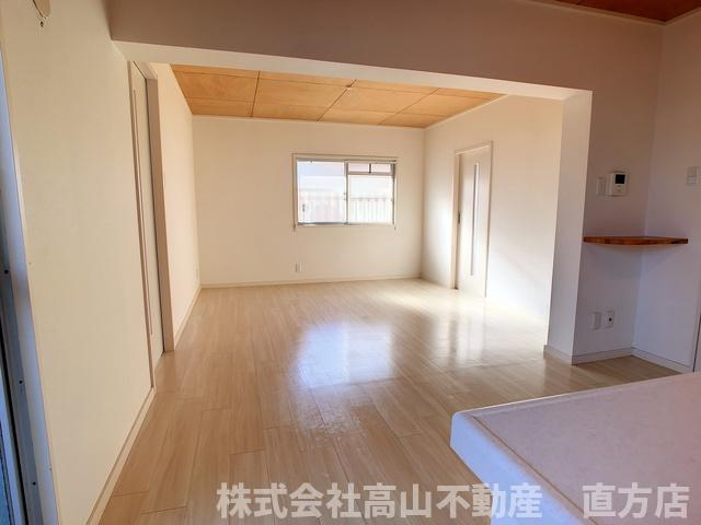 直方市神正町の賃貸マンションの居間・リビング
