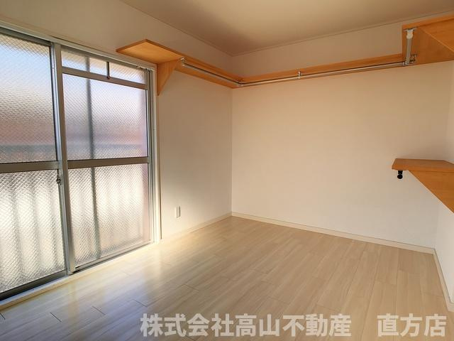 直方市神正町の賃貸マンションの居間・リビング