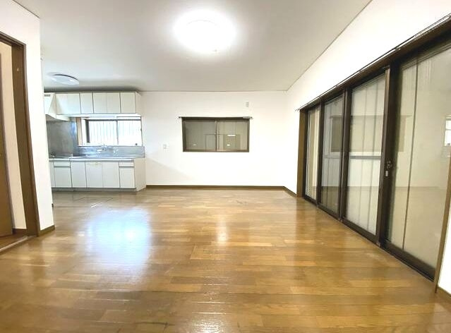茂原市清水　中古戸建の居間・リビング|内装リフォーム済み令和6年2月 平成7年9月築 ２LDK リビング約13.5帖 カーポート1台