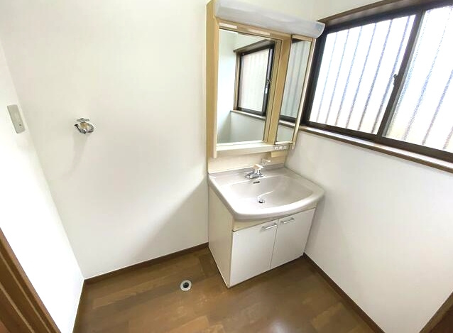茂原市清水　中古戸建の独立洗面台|内装リフォーム済み令和6年2月 平成7年9月築 ２LDK リビング約13.5帖 カーポート1台