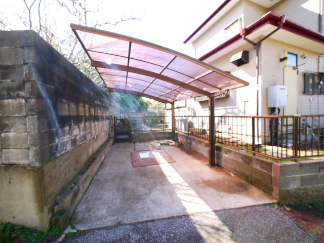 茂原市清水　中古戸建の駐車場|内装リフォーム済み令和6年2月 平成7年9月築 ２LDK リビング約13.5帖 カーポート1台