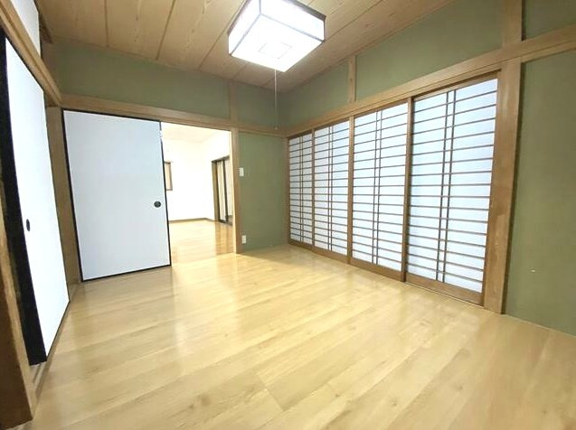 茂原市清水　中古戸建の内装|内装リフォーム済み令和6年2月 平成7年9月築 ２LDK リビング約13.5帖 カーポート1台