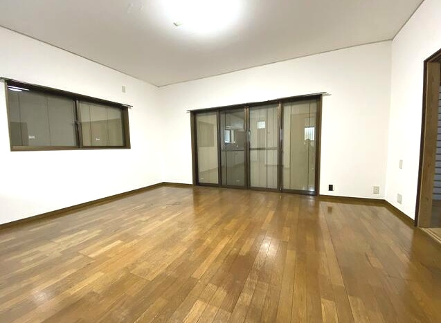 茂原市清水　中古戸建の居間・リビング|内装リフォーム済み令和6年2月 平成7年9月築 ２LDK リビング約13.5帖 カーポート1台