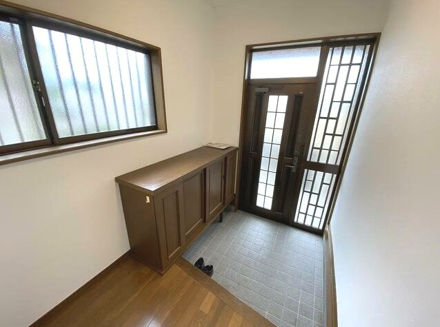 茂原市清水　中古戸建の玄関|内装リフォーム済み令和6年2月 平成7年9月築 ２LDK リビング約13.5帖 カーポート1台