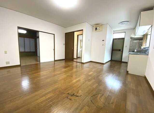 茂原市清水　中古戸建の居間・リビング|内装リフォーム済み令和6年2月 平成7年9月築 ２LDK リビング約13.5帖 カーポート1台