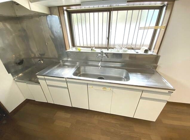 茂原市清水　中古戸建のキッチン|内装リフォーム済み令和6年2月 平成7年9月築 ２LDK リビング約13.5帖 カーポート1台