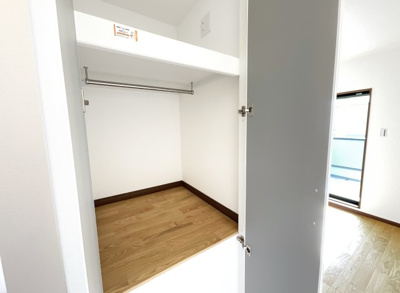 【収納】 | 伏見区久我本町③号地　12区画　築後未入戸建 | 2階ホールにも収納があります。こちらのお家は収納豊富でしっかり片付けられるので助かります。