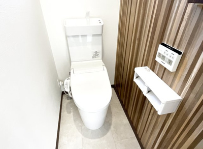 【トイレ】 | 伏見区久我本町③号地　12区画　築後未入戸建 | トイレは1階と2階にあるので、わざわざ違う階へ行かずにすみます。万が一の場合でも2ヶ所にあると大変助かりますね。