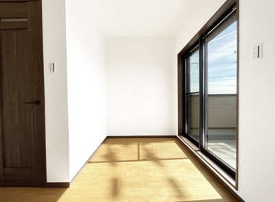 【内装】 | 伏見区久我本町③号地　12区画　築後未入戸建 | 【フリースペース】2階ホールにあるフリースペースは、室内干しとしても利用できます。南向きで陽当良好！バルコニーにも出られます。