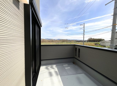 【バルコニー】 | 伏見区久我本町③号地　12区画　築後未入戸建 | 南向きのワイドバルコニーは洗濯物がよく乾きます。風通しも良いので快適です。