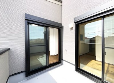 【バルコニー】 | 伏見区久我本町③号地　12区画　築後未入戸建 | フリースペースからだけではなく【洋室6.87帖】からもバルコニーには出られます。