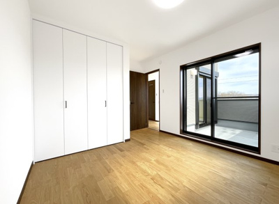 【洋室】 | 伏見区久我本町③号地　12区画　築後未入戸建 | 【洋室6.87帖】2階の寝室は6帖以上のゆったりとした間取りです。こちらのお部屋はバルコニーがあるので明るく2面採光で快適な室内です。