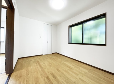 【洋室】 | 伏見区久我本町③号地　12区画　築後未入戸建 | 【洋室6.75帖】こちらの寝室にはウォークインクローゼットが完備されています。