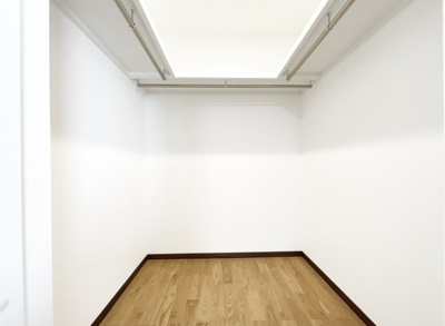 【収納】 | 伏見区久我本町③号地　12区画　築後未入戸建 | 【ウォークインクローゼット】お洋服が好きな方には嬉しい収納です。洋服をハンガーに掛けて収納できますね。