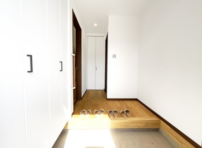 【玄関】 | 伏見区久我本町③号地　12区画　築後未入戸建 | 玄関にはシューズボックスがあり、ご家族の靴がたくさんしまえるようになっています。