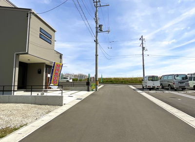 【前面道路含む現地写真】 | 伏見区久我本町③号地　12区画　築後未入戸建 | 前道は6ｍある開放的な分譲地です。目の前は駐車場になっており建物はなく、見晴らしもよく素敵な暮らしをスタート出来ます。まずは、お気軽に内覧して下さい(*´▽｀*)