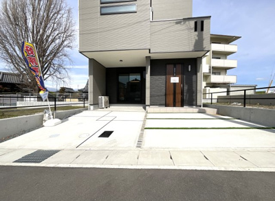 【駐車場】 | 伏見区久我本町③号地　12区画　築後未入戸建 | 駐車2台が可能ですので奥様のお車も持てますね（2台目の車種サイズは現地でご確認下さい）