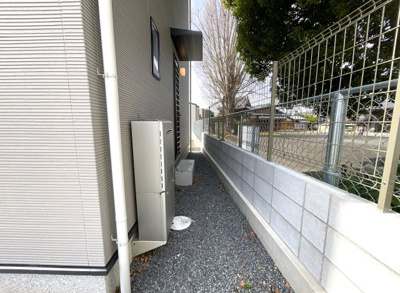 【設備】 | 伏見区久我本町③号地　12区画　築後未入戸建 | 【勝手口】キッチンスペースにある勝手口の外にも立水栓が完備されています。裏側には建物がないので風通しのよい室内になります。