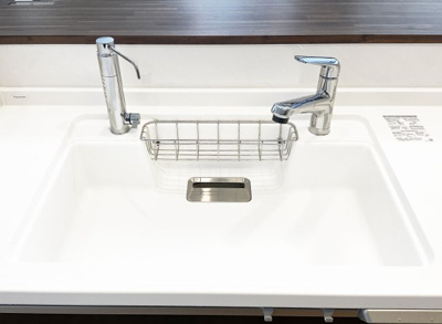 【キッチン】 | 伏見区久我本町③号地　12区画　築後未入戸建 | 【浄水器専用水栓】キッチンシンクには浄水器専用の水栓があるので、安心して飲み水や料理に利用できます。