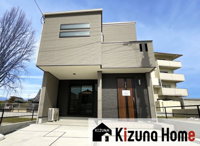 【外観】 | 伏見区久我本町③号地　12区画　築後未入戸建 | 駐車スペースは2台ありますヽ(^。^)ノご夫婦でお車を持てますね！こちらのエリアではとても助かります。