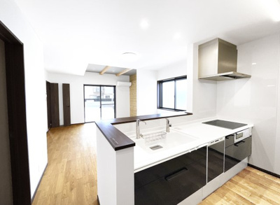 【キッチン】 | 伏見区久我本町③号地　12区画　築後未入戸建 | システムキッチンには浄水器専用水栓があり、環境にも奥様の手にも優しい食器洗浄乾燥機が付いています。