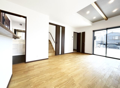 【居間・リビング】 | 伏見区久我本町③号地　12区画　築後未入戸建 | 内装がお洒落になる『無垢材』をフローリングに使用しています。耐久性が高くお手入れが簡単な栗材を主に採用。