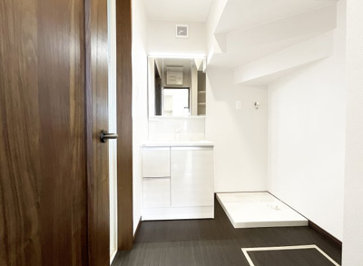 【独立洗面台】 | 伏見区久我本町③号地　12区画　築後未入戸建 | やっぱり収納を重視した洗面化粧台は、三面鏡の裏側も収納になっているので小物がスッキリ片付けられます。