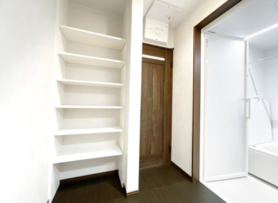 【独立洗面台】 | 伏見区久我本町③号地　12区画　築後未入戸建 | 洗面室にある便利な収納は、タオルなどのストックを収納しておけるので、洗濯したバスタオルやフェイスタオルはここへ。