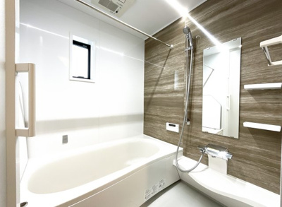 【浴室】 | 伏見区久我本町③号地　12区画　築後未入戸建 | 浴室暖房乾燥機付きのお風呂は、1年中を通して快適にお風呂が利用できる嬉しい設備です。