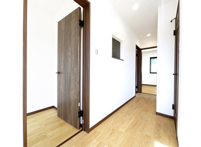 【内装】 | 伏見区久我本町③号地　12区画　築後未入戸建 | リビングから2階へ上がると、寝室が3部屋ありますがそれ以外にも嬉しいスペースが設けられています。