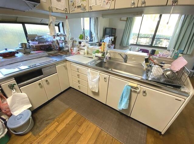 茂原市真名　中古戸建のキッチン|６LDK 敷地約324坪 別棟平家５DKガレージ+作業所付きワイドバルコニー リビング約16.2帖