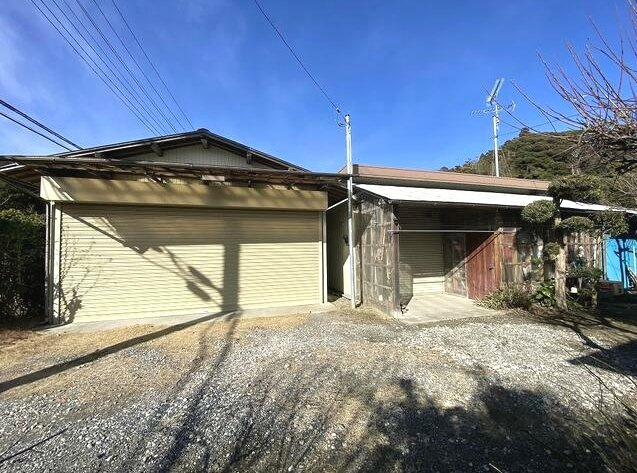 茂原市真名　中古戸建の駐車場|６LDK 敷地約324坪 別棟平家５DKガレージ+作業所付きワイドバルコニー リビング約16.2帖