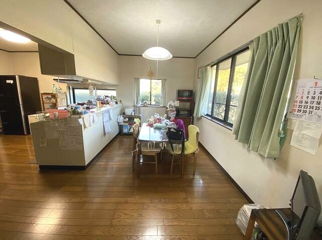 茂原市真名　中古戸建の居間・リビング|６LDK 敷地約324坪 別棟平家５DKガレージ+作業所付きワイドバルコニー リビング約16.2帖