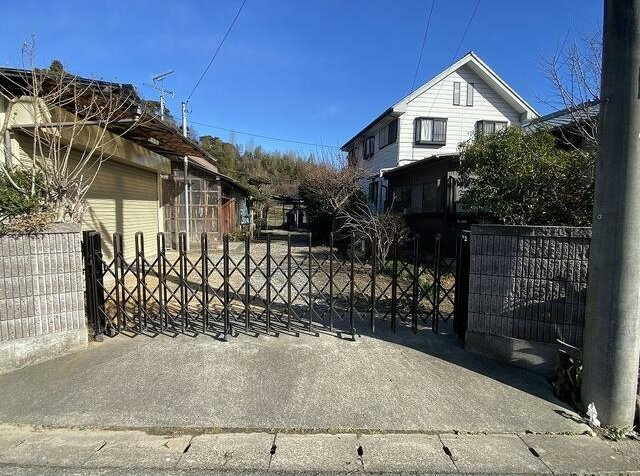 茂原市真名　中古戸建の前面道路含む現地写真|６LDK 敷地約324坪 別棟平家５DKガレージ+作業所付きワイドバルコニー リビング約16.2帖