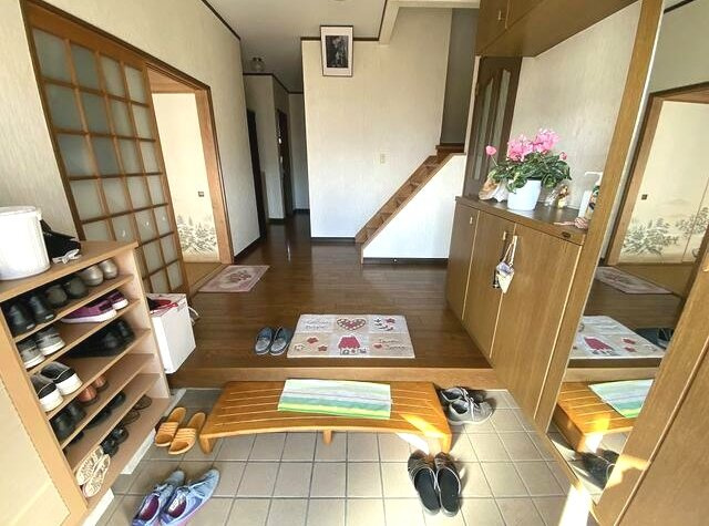 茂原市真名　中古戸建の玄関|６LDK 敷地約324坪 別棟平家５DKガレージ+作業所付きワイドバルコニー リビング約16.2帖