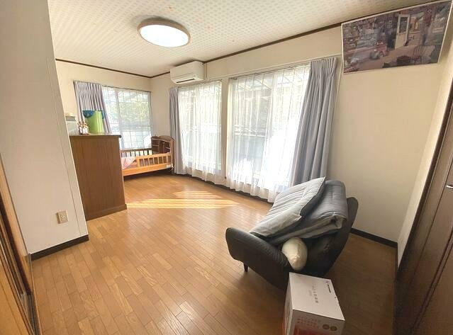 茂原市真名　中古戸建の居間・リビング|６LDK 敷地約324坪 別棟平家５DKガレージ+作業所付きワイドバルコニー リビング約16.2帖
