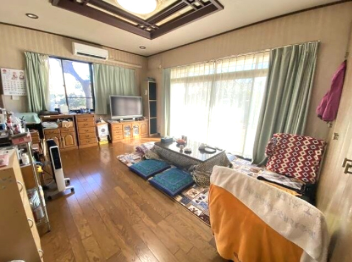 茂原市真名　中古戸建の居間・リビング|６LDK 敷地約324坪 別棟平家５DKガレージ+作業所付きワイドバルコニー リビング約16.2帖