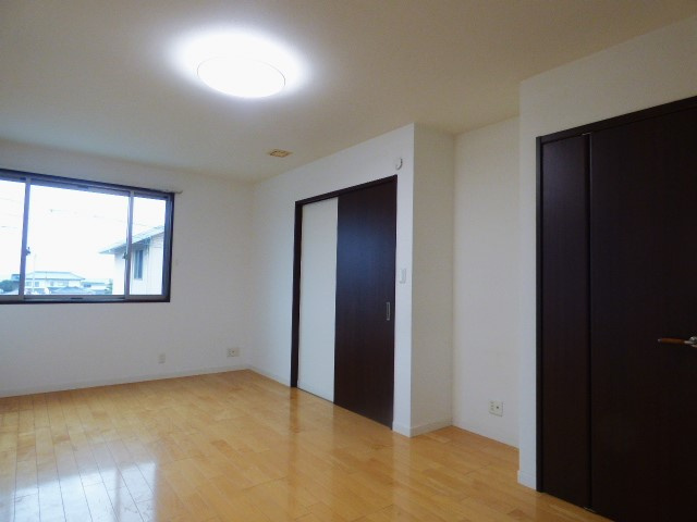 【内装】 | 西岐波貸家4432-19（東側） | 北側居室は２面に窓があり採光良好。