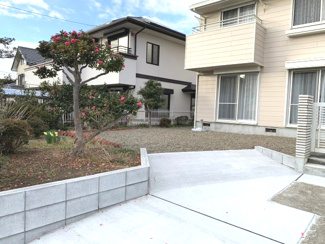 【駐車場】 | カースペースを増設しました♪
2台停めることが可能になりました。
セカンドカーをお持ちのご家庭には大変便利です♪
コンクリートなので雨の日も滑りにくく、安全です。
自転車やバイクの駐輪も可能な広さ。
