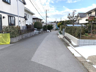 【前面道路含む現地写真】 | 交通量が少ない静かな住環境なので、お子様も安心して通学出来ます。
全面は広々6m道路で、お子様と手を繋いでお散歩も余裕の広さがあります。
お車の運転が苦手な方でも、余裕をもって駐車することが可能です。