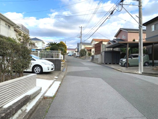 【前面道路含む現地写真】 | 交通量が少ない静かな住環境なので、お子様も安心して通学出来ます。
全面は広々6m道路で、お子様と手を繋いでお散歩も余裕の広さがあります。
お車の運転が苦手な方でも、余裕をもって駐車することが可能です。