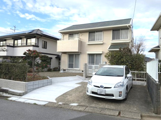 【外観】 | 南西道路で日当たり・通風良好です♪
土地72.46坪！
駐車スペース2台可能です！
外壁・屋根塗装済み！
広いお庭と美しい玄関アプローチ♪
空家につき随時、ご見学可能です！！
お気軽にお問合せ下さい♪