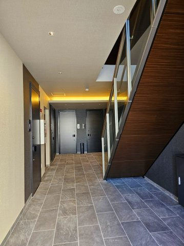 エアフォルク河原のエントランス|オートロックの扉を入るとホテルのような空間があります