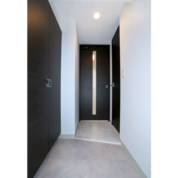 エステムコート名古屋黒川シャルマンの玄関|収納もある玄関です