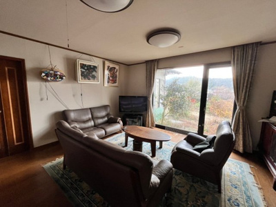 【居間・リビング】 | 安佐北区深川四丁目　戸建  | 南向きで日当たりのよい明るいリビング