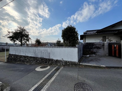 【前面道路含む現地写真】 | 安佐北区深川四丁目　戸建  | 雑踏から離れた場所でゆったりと時間を過ごすことができます